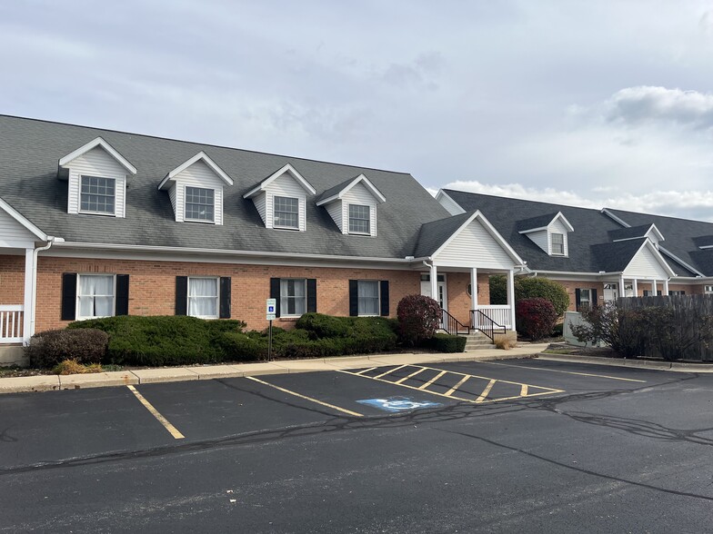 183 Heritage Dr, Crystal Lake, IL for sale - Building Photo - Image 2 of 30