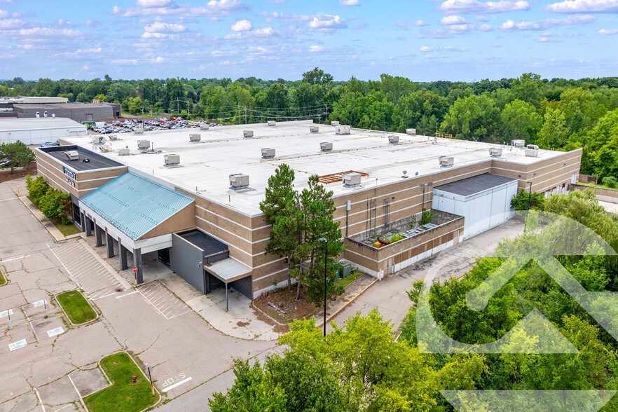 495 Summit Dr, Waterford, MI for lease - Primary Photo - Image 1 of 1