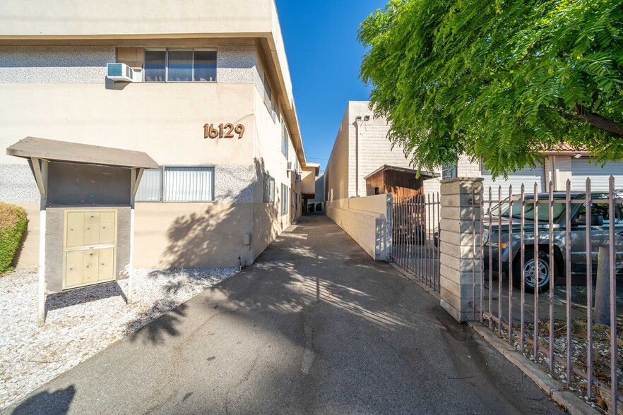 16129 Cantlay St, Van Nuys, CA for sale - Building Photo - Image 2 of 6