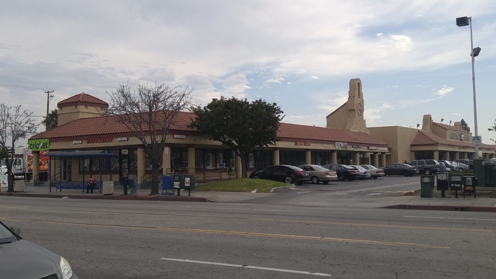 8100-8122 Long Beach Blvd, South Gate, CA for lease - Building Photo - Image 3 of 4