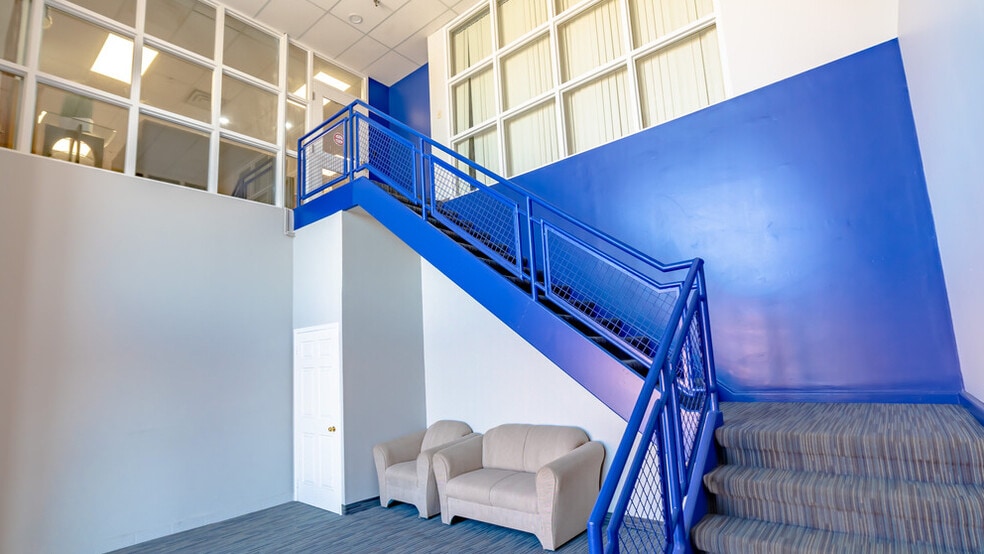 1225 Kennedy Rd, Toronto, ON for lease - Interior Photo - Image 3 of 6