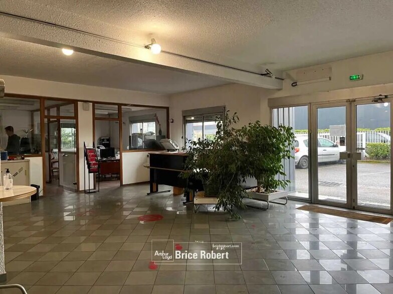 Office in Chassieu for lease - Interior Photo - Image 2 of 6