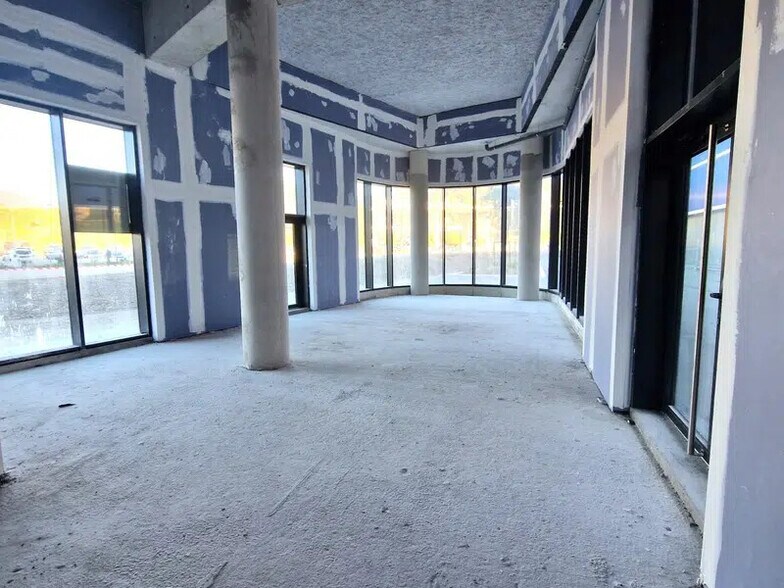 Retail in Nice for lease - Building Photo - Image 1 of 4