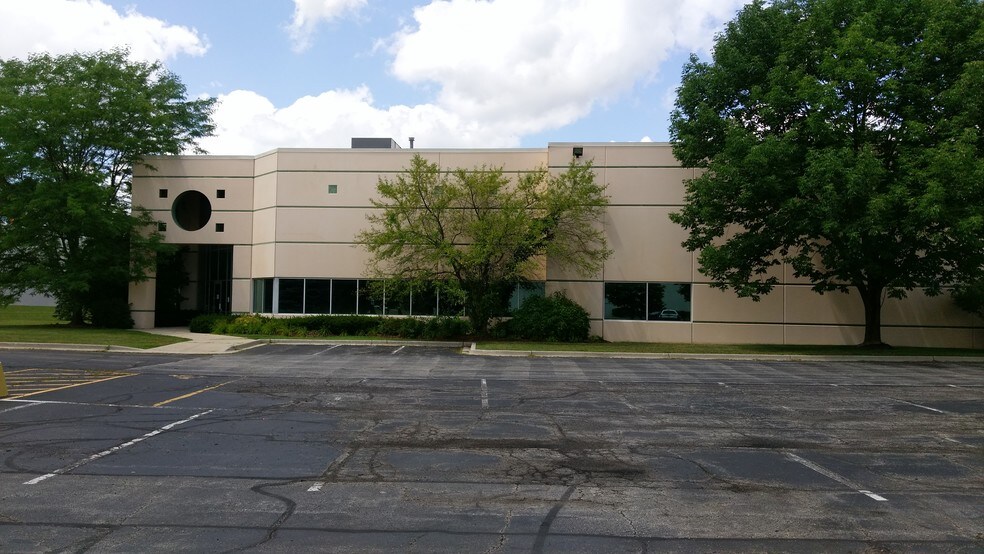 78 Congress Cir, Roselle, IL for sale - Building Photo - Image 1 of 1
