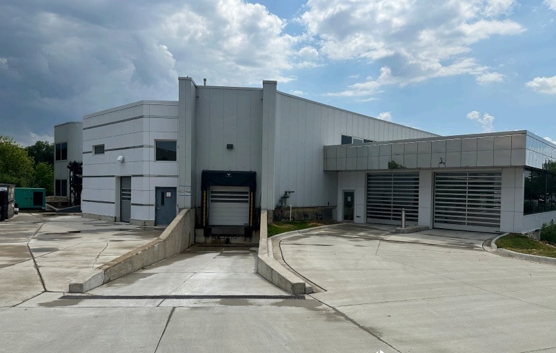 555 Pond Dr, Wood Dale, IL for lease - Building Photo - Image 2 of 6