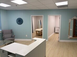 208 Elden St, Herndon, VA for lease Interior Photo- Image 2 of 5