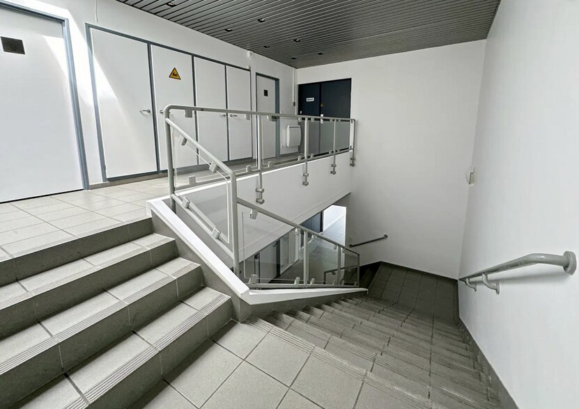 3 Rue Alfred De Vigny, Saint-Germain-en-Laye for sale - Interior Photo - Image 2 of 2