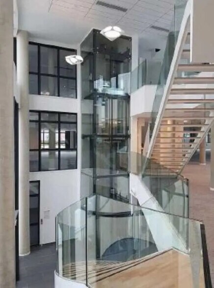 Office in Champagne-au-Mont-d'Or for lease - Interior Photo - Image 2 of 2