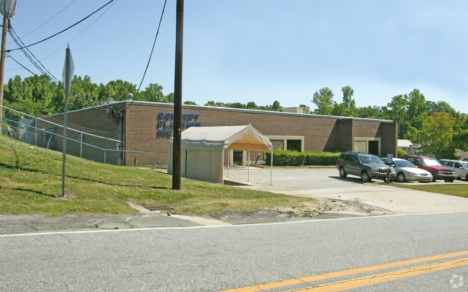 1210 Hickory Chapel Rd, High Point, NC for sale - Primary Photo - Image 1 of 7
