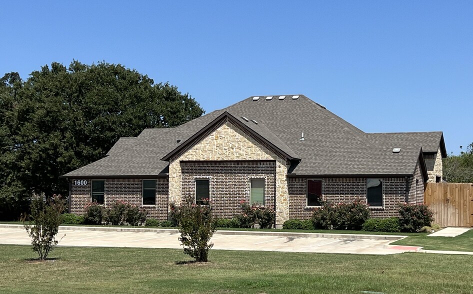 1600 Creekstone Ct, Seagoville, TX for sale - Building Photo - Image 2 of 9