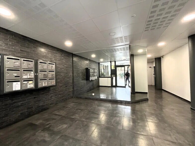 Office in Biot for sale - Lobby - Image 2 of 10
