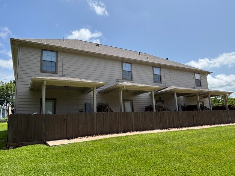 215 E Luhn St, Bellville, TX for sale - Building Photo - Image 2 of 14