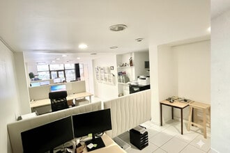 Retail in 175-177 Rue Lecourbe, Paris for lease Interior Photo- Image 2 of 6