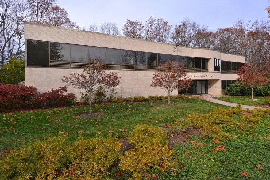 14 Fairfield Dr, Brookfield, CT for lease - Building Photo - Image 3 of 32