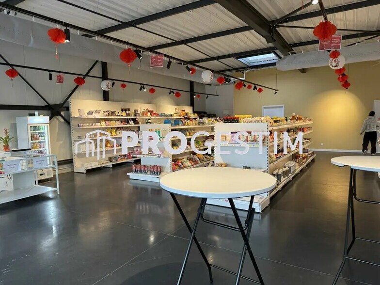 Retail in Quetigny for lease - Interior Photo - Image 2 of 12
