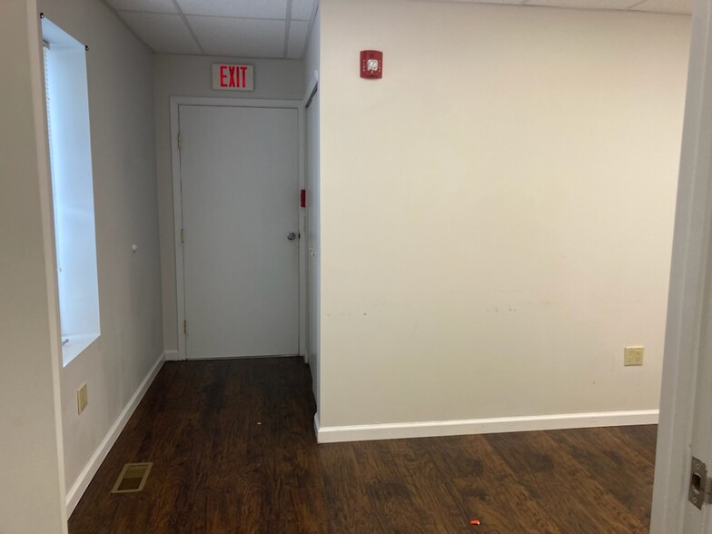 103 Cooper St, Babylon, NY for lease - Interior Photo - Image 3 of 9