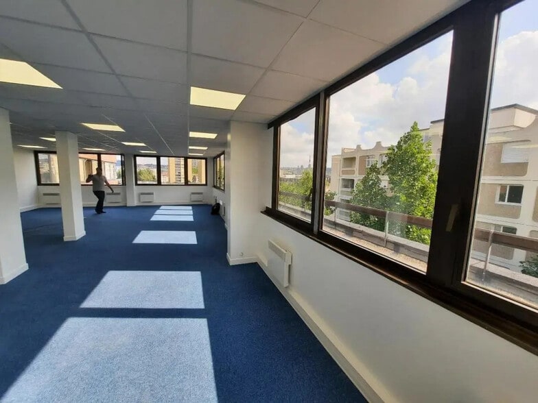 Office in Rouen for lease - Interior Photo - Image 3 of 14