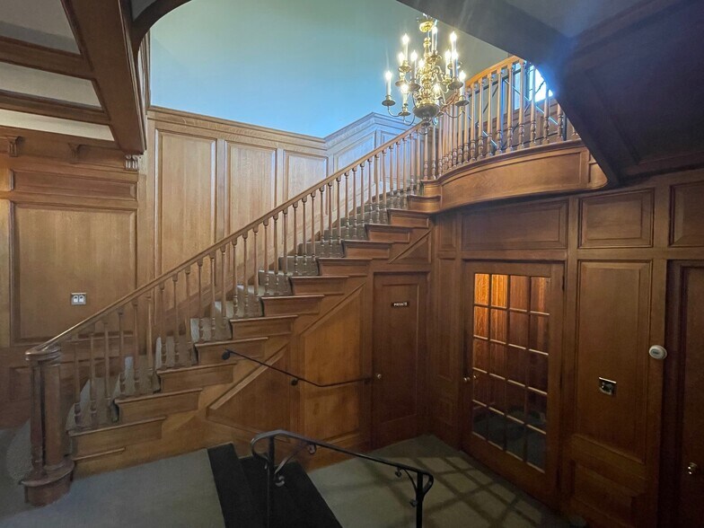 720 Hopmeadow St, Simsbury, CT for sale - Interior Photo - Image 2 of 7