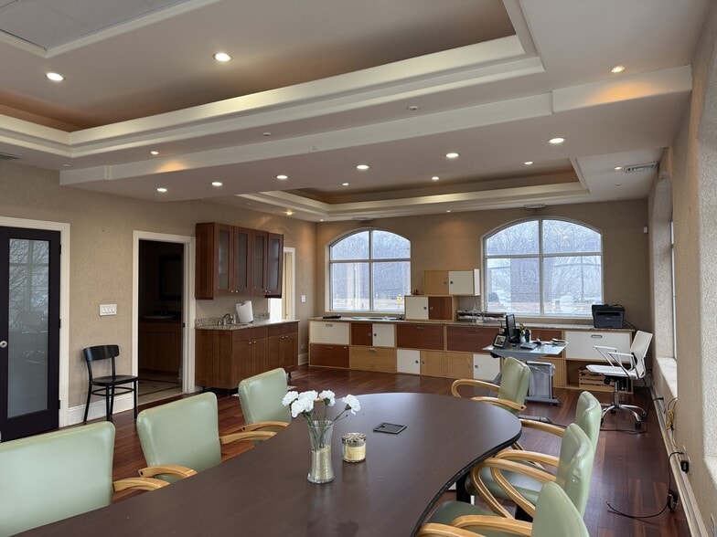 1215 N Rand Rd, Des Plaines, IL for sale - Interior Photo - Image 3 of 9