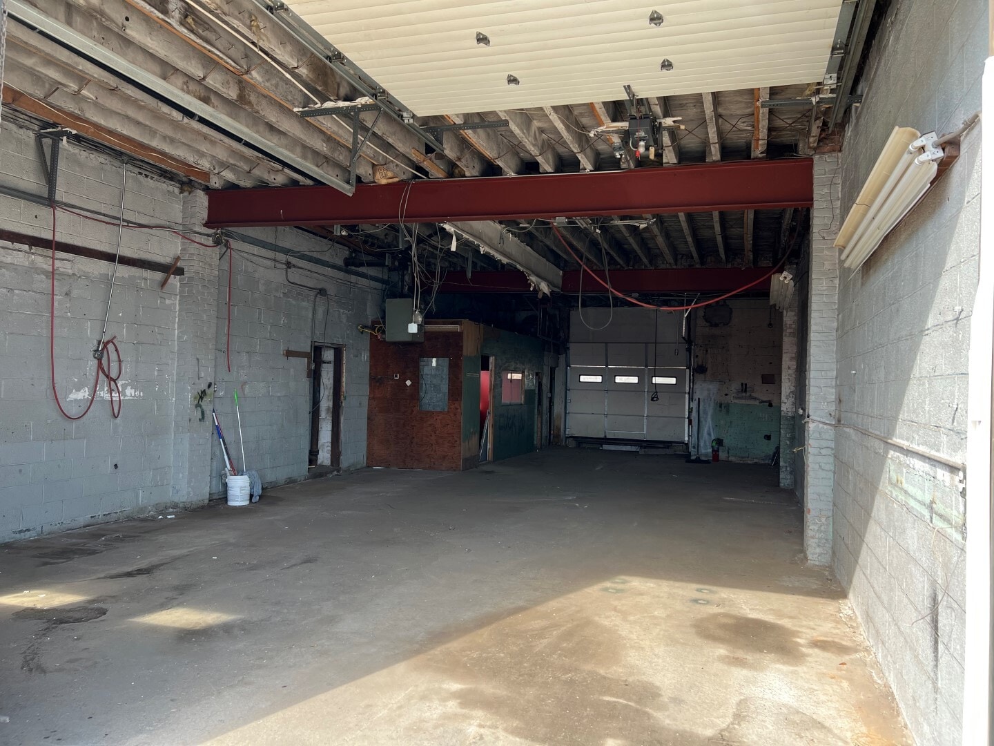 4234 Industrial Pl, Island Park, NY for lease Interior Photo- Image 1 of 4
