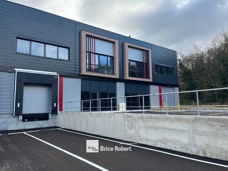 Flex in Saint-Laurent-de-Mure for lease - Building Photo - Image 2 of 6