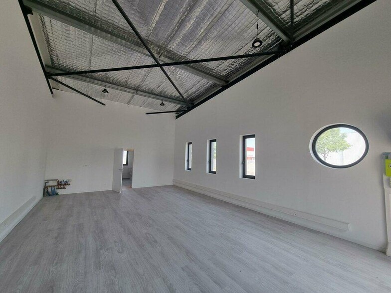 Flex in Perpignan for lease - Interior Photo - Image 2 of 7