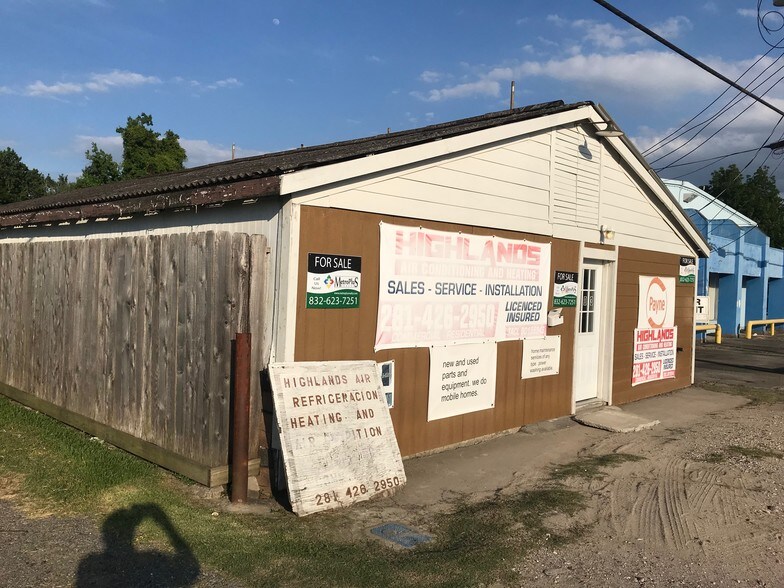 803 S Main St, Highlands, TX for sale - Primary Photo - Image 1 of 1