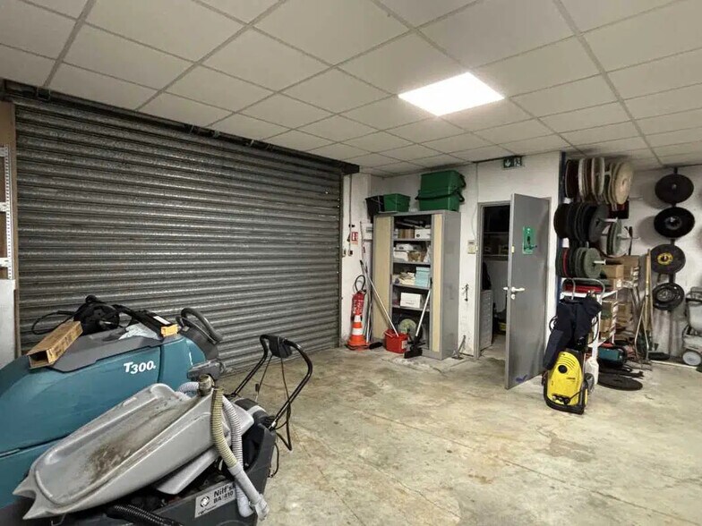 Flex in Le Bouscat for lease - Building Photo - Image 3 of 9