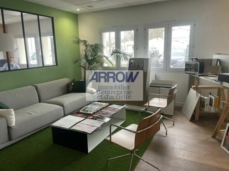 Flex in Treillières for lease - Interior Photo - Image 2 of 4