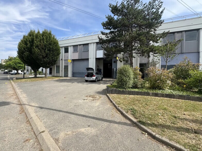 Flex in Osny for sale - Building Photo - Image 1 of 18