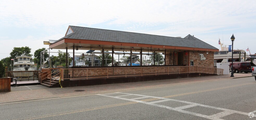 43 Woodcleft Ave, Freeport, NY for sale - Primary Photo - Image 1 of 1