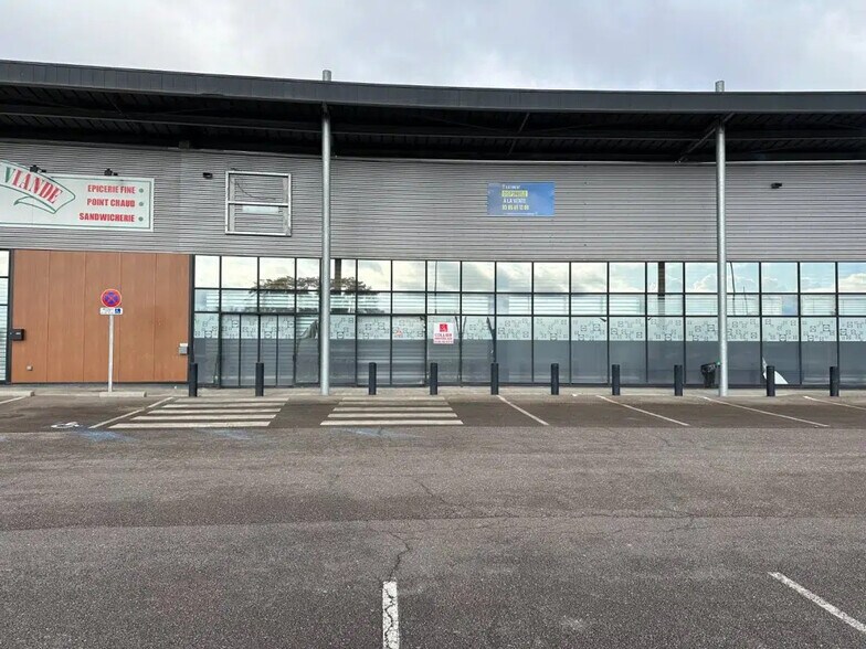 Retail in Torcy for lease - Building Photo - Image 1 of 10