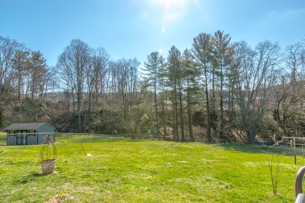 611 Glendale Rd, Galax, VA 24333