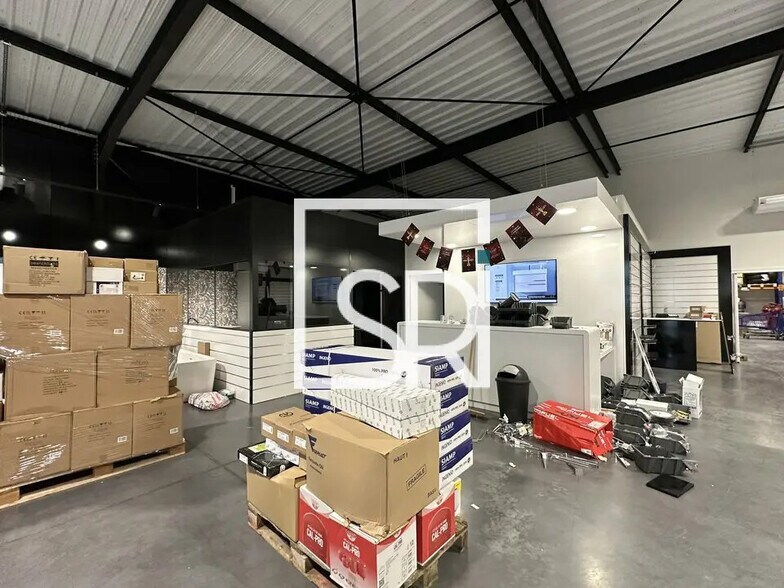 Retail in Thiers for lease - Building Photo - Image 2 of 10