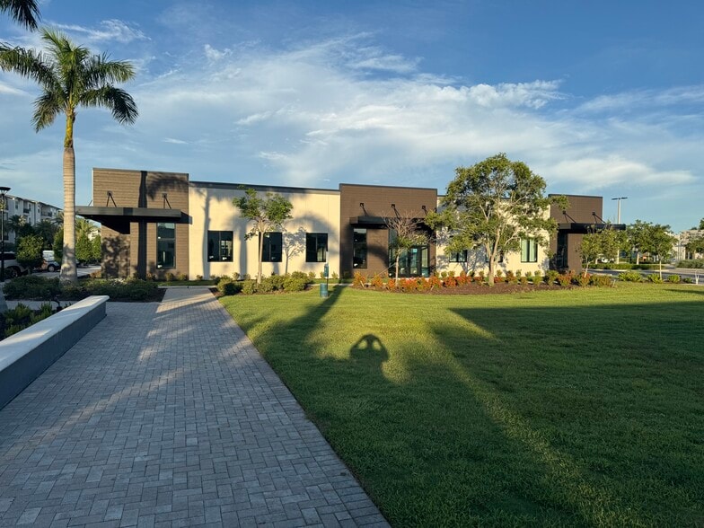 6355 Initiative Blvd, Sarasota, FL for lease - Building Photo - Image 3 of 31