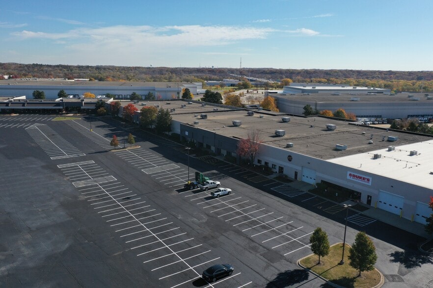 400-440 Airport Rd, Elgin, IL for lease - Building Photo - Image 3 of 8