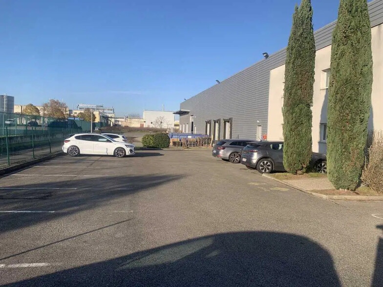 Office in Meyzieu for lease - Building Photo - Image 2 of 6