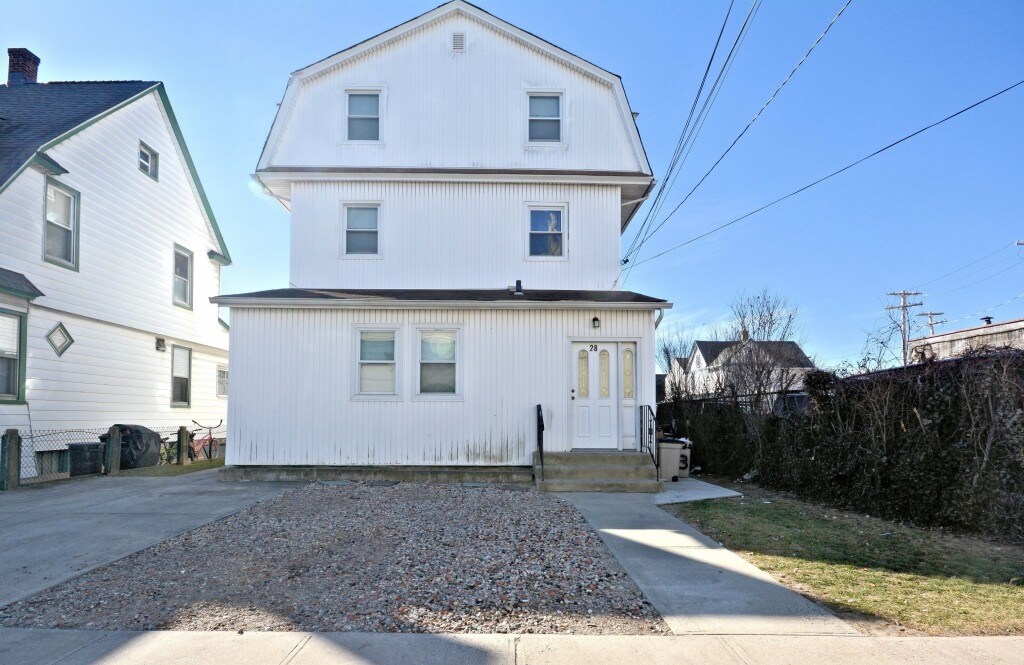 28 Brooklyn Ave, Valley Stream, NY 11581