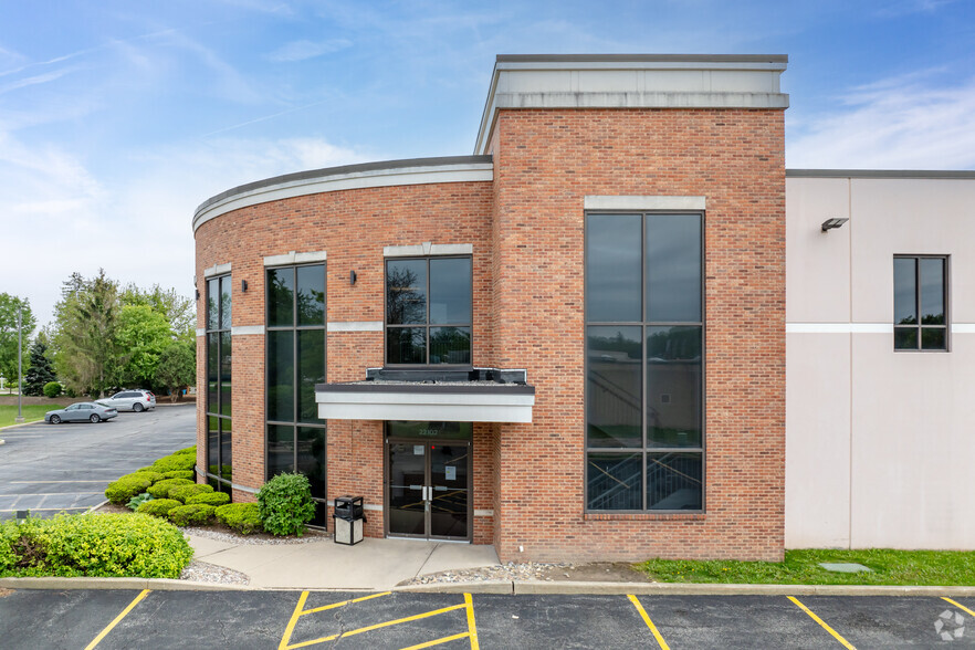 22102 N Pepper Rd, Lake Barrington, IL for lease - Building Photo - Image 3 of 14