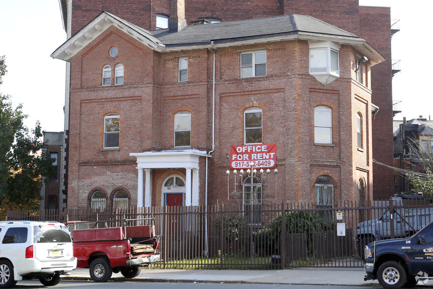 68-70 Clinton Ave, Newark, NJ for lease - Primary Photo - Image 1 of 7