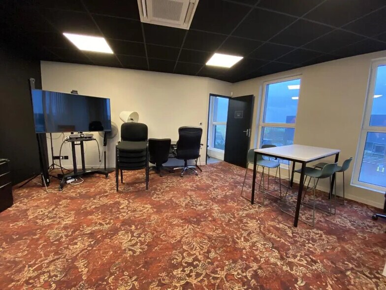 Office in Noyal-Châtillon-sur-Seiche for lease - Interior Photo - Image 2 of 20