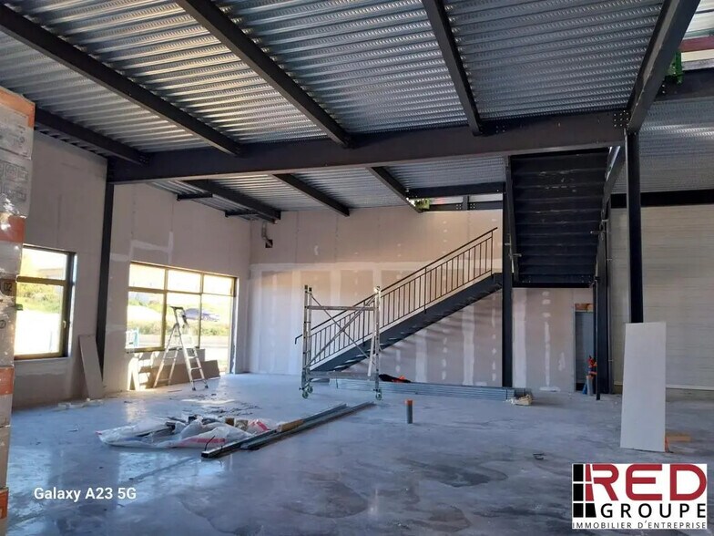 Industrial in Marignane for sale - Building Photo - Image 3 of 11