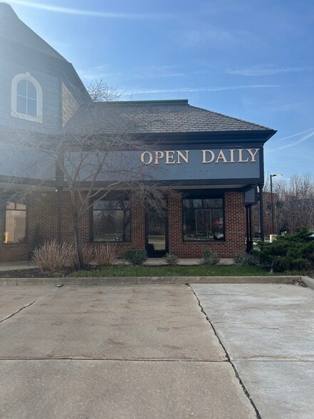 9560-9582 Diamond Centre Dr, Mentor, OH for lease - Building Photo - Image 2 of 20