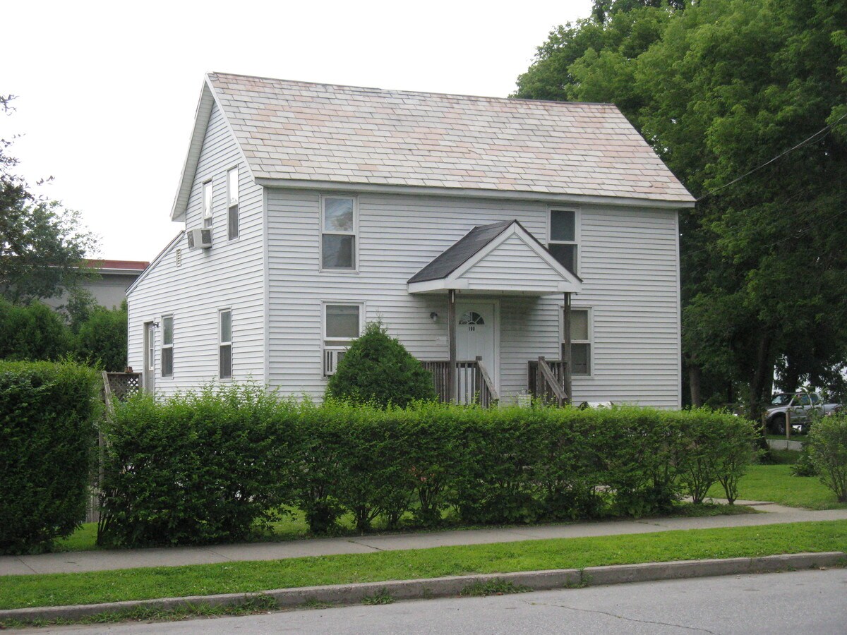 88 Chapman St, Greenfield, MA 01301
