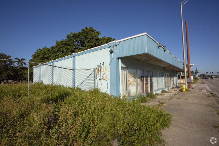 1181 N Tamiami Trl, North Fort Myers, FL for sale - Building Photo - Image 1 of 2