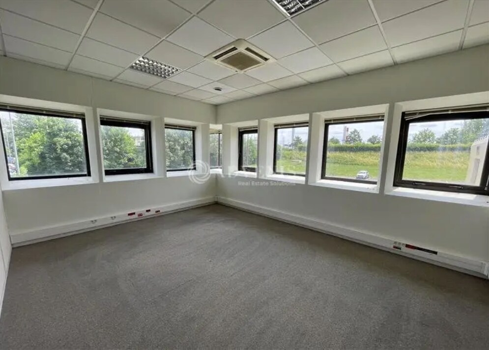 Office in Roissy-en-France for lease Interior Photo- Image 1 of 7