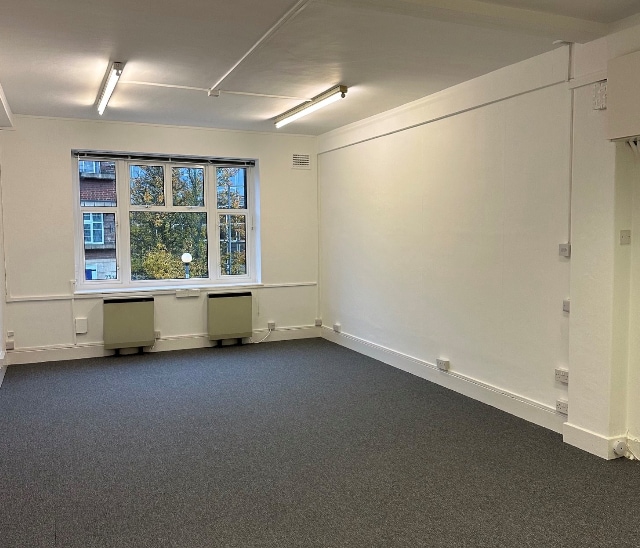 26 Claremont Rd, Surbiton for lease - Interior Photo - Image 3 of 4