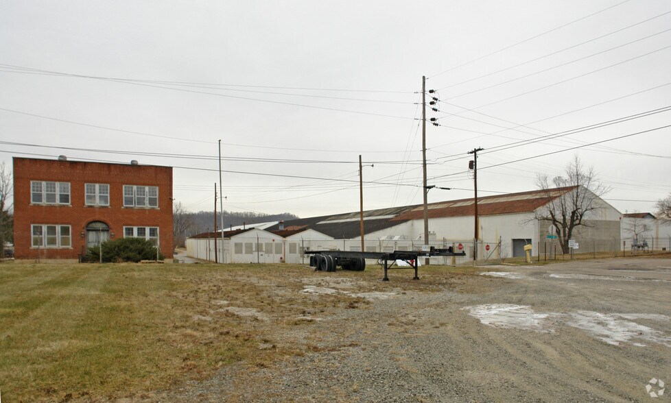 213 60th St, Vienna, WV 26105