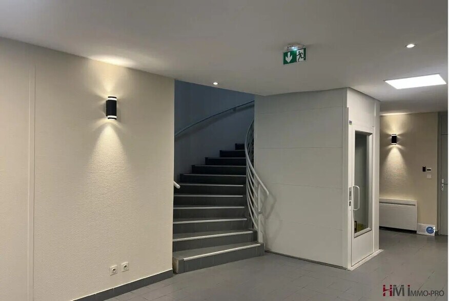 Office in Mont-Saint-Aignan for lease - Lobby - Image 2 of 6