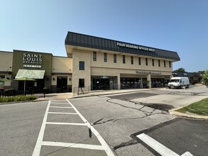 100-176 Four Seasons Shopping Ctr, Chesterfield, MO for lease Building Photo- Image 1 of 5